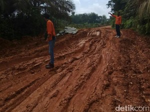 Ini Penampakan Jalan Jadi Bubur saat Hujan di Kampar Riau