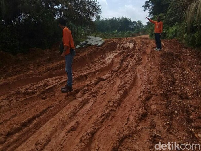 Ini Penampakan Jalan Jadi Bubur saat Hujan di Kampar Riau
