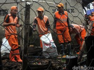 Sempat Retak, Tanggul di Jatipadang Kembali Dibenahi