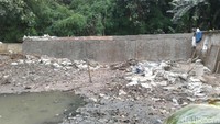 Kondisi saat ini, tanggul permanen sudah terbentuk, walaupun masih dalam tahap pengerjaan. Adukan semen dan tumpukan batu masih terlihat di sekitar lokasi.