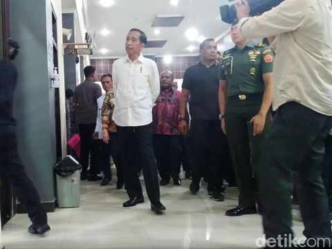 Jokowi saat meninjau poliklinik di Nabire
