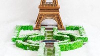 Sambut Natal, Gingerbread cookies dibuat menyerupai Eiffel Tower. Tampak seperti sungguhan ya, dengan cookies berwarna hijau yang dibentuk mirip taman. Foto: Istimewa