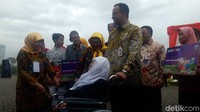 Anies saat meluncurkan Kartu Lansia Jakarta (Foto: Marlinda Oktavia Erwanti/detikcom)
