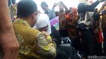 Foto: Saat Anies Pasangkan Kaki Palsu ke Lansia di Monas