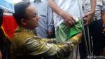 Foto: Saat Anies Pasangkan Kaki Palsu ke Lansia di Monas