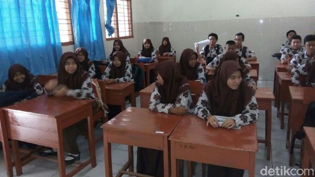 Pelajar di Lamongan pakai batik/