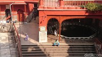 Masjid Nakhoda terletak di Jalan Jacquaria, dekat dengan persimpangan Jalan Chitpore dan Jalan Mahatma Gandhi. Masjid Nakhoda didirikan pada tahun 1926 atau sudah hampir seabad lamanya (Masaul/detikTravel)