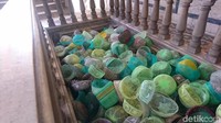 Keunikan lain yang ada di Masjid Nakhoda adalah sumbangan jamaahnya. Selain uang, jamaah biasa menyumbang songkok yang terbuat dari plastik (Masaul/detikTravel)
