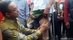Foto: Saat Anies Pasangkan Kaki Palsu ke Lansia di Monas