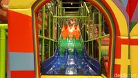 Ada sejumlah wahana permainan anak yang dapat ditemui di dalamnya. Mulai dari trampolin, perosotan dan mobil-mobilan, lengkap! (Randy/detikTravel)
