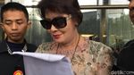 Foto: Berkacamata Hitam, Ini Gaya Mantan Istri Novanto di KPK