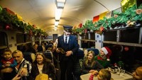 Mulai dari boarding, penumpang harus menggunakan piyama. Juga, sang masinis akan mengumumkan waktu boarding persis di filmnya, dengan mengucapkan “All Aboard!” secara lantang (Telford Steam Railway)