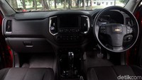 Bukan hanya eksteriornya saja yang melihatkan kalau Chevrolet Trailblazer adalah mobil tangguh tapi juga bagian interiornya.  tampilan dasbor dengan kesan kokoh dengan garis-garis tegas, sporty, posisi pengemudi dan tombol-tombol yang ergonomis.