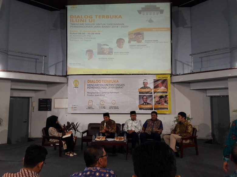 Momen Dedi Mulyadi Sapa Ridwan Kamil di Acara Diskusi UI Momen Dedi Mulyadi Sapa Ridwan Kamil di Acara Diskusi UI