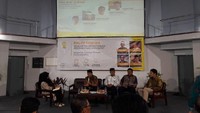 Usai menyapa, Dedi Mulyadi melanjutkan paparannya. Ridwan Kamil duduk di sebelahnya. Usai sesi tanya jawab, dia lalu pamit meninggalkan acara, karena sesinya memang sudah selesai setelah bicara sekitar dua jam. Foto: Istimewa