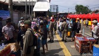 Satpol PP menertibkan PKL yang menduduki trotoar meski sudah ada tenda di jalan yang disediakan. Mereka datang sekitar pukul 14.10 WIB dan meminta PKL mengangkut dagangannya sendiri
