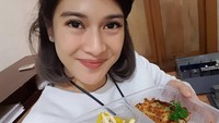 Dikenal sangat gemar makanan sehat, kali ini Dian Sastro tampilkan menu makanannya tanpa karbohidrat. Tertulis #NoCarbsChallenge, ibu dua anak ini memilih makan dengan ikan fillet panggang hingga brokoli. Foto: Instagram @therealdisastr