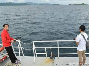 Bersandal Jepit, Gaya Jokowi dan Kaesang Mancing di Raja Ampat