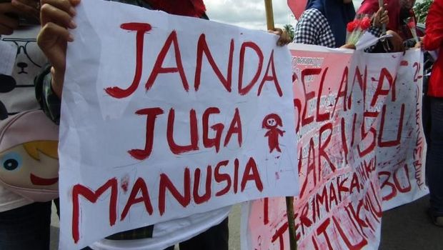 Hari Ibu, Mahasiswa Sulsel Bentangkan Poster 'Janda Juga Manusia'