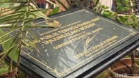 Di prasasti itu tertulis nama Ahok dan tanda tangannya bercat warna emas sebagai Gubernur DKI Jakarta yang meresmikan.