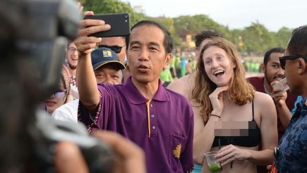 Bukan Jokowi namanya kalau tidak foto. Para bule pun tak segan untuk selfie bersama Jokowi (dok Kemenpar) Bukan Jokowi namanya kalau tidak foto. Para bule pun tak segan untuk selfie bersama Jokowi (dok Kemenpar)