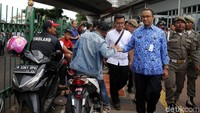 Anies juga menyapa ojek yang sedang mangkal.