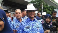 Begini gaya Anies saat mengenakan topi koboi di Tanah Abang. (Foto: Muhammad Fida Ul Haq/detikcom)