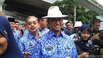 Gaya Anies Pakai Topi Koboi dari Lulung di Tanah Abang
