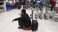 Setiap harinya ada 150 ribu penumpang yang datang dan pergi melalui Bandara Soekarno Hatta. Namun sejak Kamis (21/12/2017) lalu, jumlah penumpang terus bertambah melonjak hingga 11 persen, menjadi 209 ribu penumpang baik domestik maupun internasional.