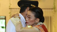 Wagub DKI Jakarta Sandiaga Uno mengunggah fotonya saat dipeluk sang ibu Mien Uno. Dia menyebut berkat doa Mien dia bisa berhasil sampai sekarang ini. Terima kasih Ibu yang selalu setia mendukung dan selalu mengantarkan ke kesuksesan. Semoga Allah SWT selalu memberikan engkau kesehatan agar saya bisa terus membahagiakanmu, tulisnya. (Foto: dok. Pribadi Sandiuno)