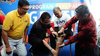 Penyerahan kaki palsu ini diberikan oleh PT. Angkasa Pura II di Bandara Supadio, Pontianak, Kalimantan Barat, Jumat (22/12). PT. Angkasa Pura II bekerjasama dengan Kick Andy Foundantion memberikan 377 kaki palsu kepada penyandang disabilitas yang berada di 13 Kantor Cabang PT Angkasa Pura II. Foto: dok. AP2