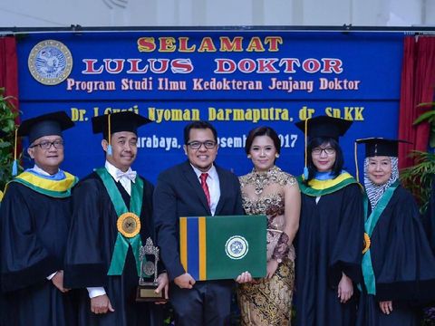 Dr dr I Gusti Nyoman Darmaputra usai sidang doktoral
