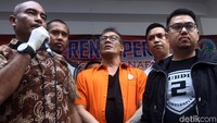 Aktor kawakan Tio Pakusadewo ditangkap pada akhir 2017 lalu karena sabu yang ia klaim sebagai pereda rasa sakit usai kecelakaan motor. Tio pun juga tak memakai penutup wajah ketika dirilis Polda Metro Jaya. Foto: Panji Al-Hadromi