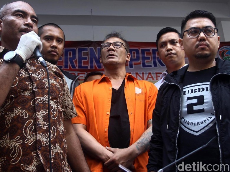 Ditangkap karena Narkoba, Tio Pakusadewo Terus Didampingi Keluarga Ditangkap karena Narkoba, Tio Pakusadewo Terus Didampingi Keluarga