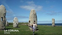 Kalau yang satu ini saat ia yoga di La Coruna, Spanyol (Frog Song Medicine/Youtube)