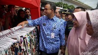 Anies menyapa pedagang.