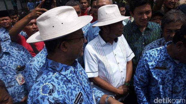 Anies mendapat topi koboi di Tanah Abang / 