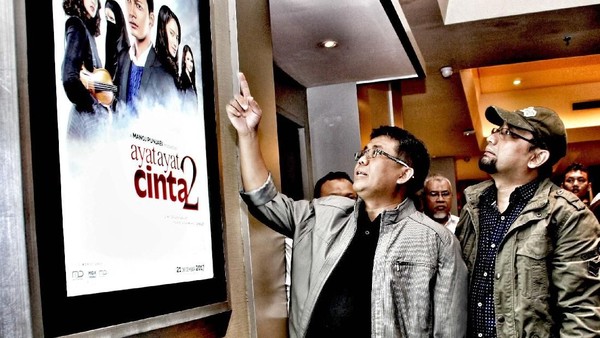 Presiden PKS Nobar Ayat-Ayat Cinta 2 dengan Penulis dan Kader