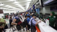 Para penumpang kebanyakan ingin menikmati libur panjang di kampung halaman atau sekadar berwisata.