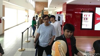 Mereka rela antre sejak tadi pagi. Antrean sudah mulai terlihat sejak pukul 6.00 WIB. Foto: detikINET/Adi Fida Rahman