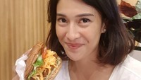 Ini Chicken Burger yang jadi favorit Dian Sastro. Teksturnya empuk dengan paduan coleslaw yang segar dan teksturnya renyah. Nyam! Foto: Instagram @therealdisastr