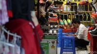 Para pedagang di Pasar Tanah Abang kesal dengan kebijakan pemerintah provinsi melegalkan Pedagang Kaki Lima (PKL) berdagang di jalanan Tanah Abang.