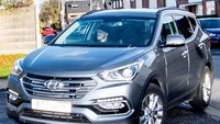 Tak ketinggalan pemain Liverpool Alberto Moreno juga terlihat sedang menyetir Hyundai Santa Fe 4x4-nya sendiri. Di Inggris, mobil tersebut dijual dengan harga 32.000 Poundsterling yang kalau dirupiahkan di kisaran Rp 580 jutaan. (Istimewa).
