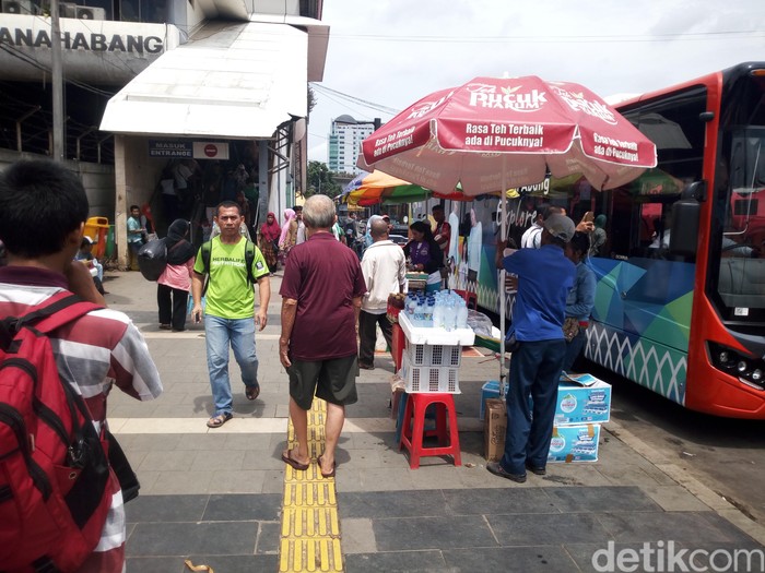 Foto Trotoar Stasiun Tanah Abang Yang Kembali Ditempati Pkl 5553