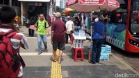 Pantauan di Jalan Jati Baru Raya, Tanah Abang, Jakarta Pusat, Jumat (22/12/2017) pukul 11.30 WIB terlihat sejumlah PKL kembali menempati trotoar yang sejajar dengan stasiun Tanah Abang.