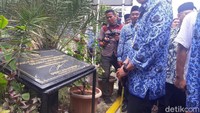 Setelah berbincang sebentar, Sandi masih tertunduk dalam saat menatap prasasti itu. Sandi serius menatap prasasti itu selama beberapa menit.