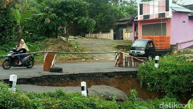 Jalan amblas di Batang, Jawa Tengah.