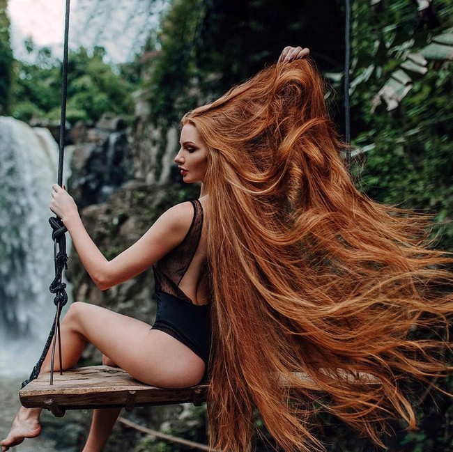 Tak sekadar panjang, rambut pemilik akun Instagram @sidorovaanastasiya ini juga terlihat indah dan sehat. Apalagi rambut Anastasiya memang asli berwarna merah yang tergolong langka. Foto: Instagram Anastasiya Sidorova