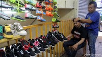 Pedagang yang jenuh menunggu pembeli.