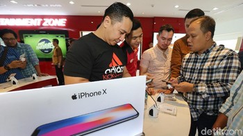 Penjualan iPhone terbaru ini bisa dibilang lebih cepat dari sebelumnya. Biasanya Apple baru melakukan penjualan ponsel terbarunya di Indonesia enam bulan pasca diperkenalkan atau sekitar Februari. (Foto: Ari Saputra)